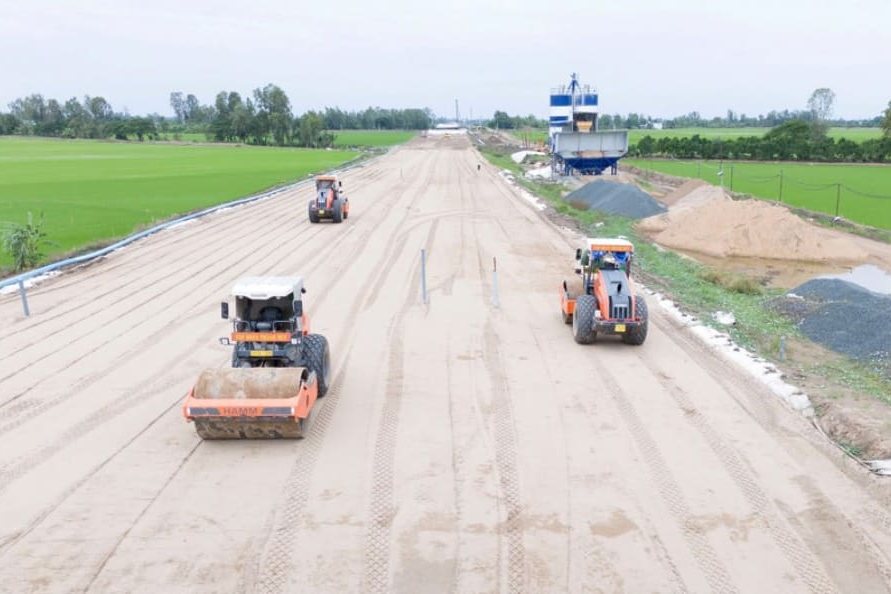 Thi công nền đường cao tốc Châu Đốc - Cần Thơ - Sóc Trăng